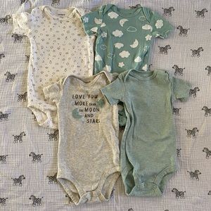 Bundle of 4 onesies Carter’s boy or girl 12 months